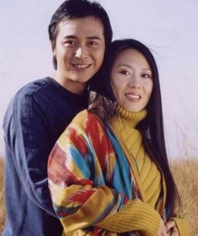 他长得帅，演技好，不顾一切娶大15岁妻恩爱至今，没生孩子也幸福