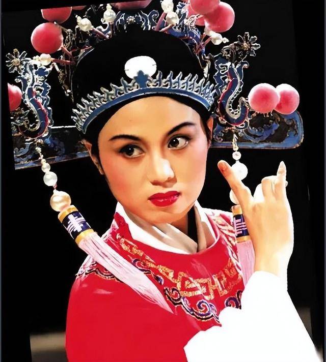 他长得帅，演技好，不顾一切娶大15岁妻恩爱至今，没生孩子也幸福