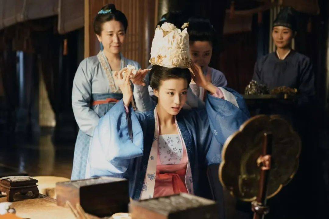 全网热议,张馨予的头上为什么要顶个“鸟窝”? 全网热议,张馨予的头上为什么要顶个“鸟窝”?
