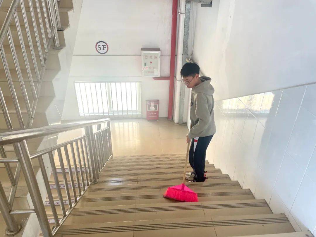 辞旧迎新 共创美丽校园