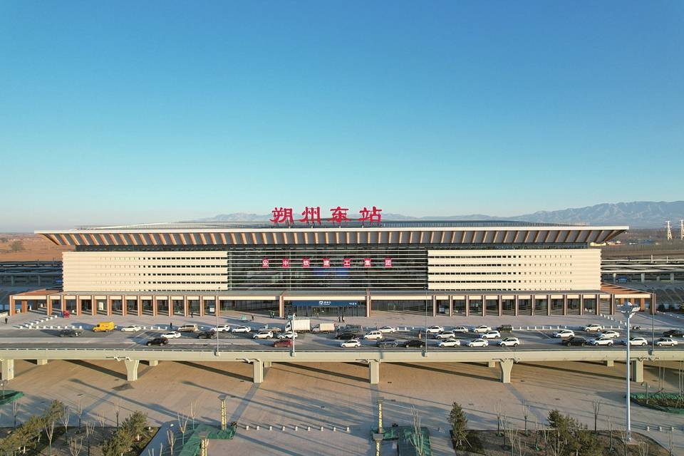 崭新的朔州东站展现着雄浑之美.恒山隧道建设克服了重重困难