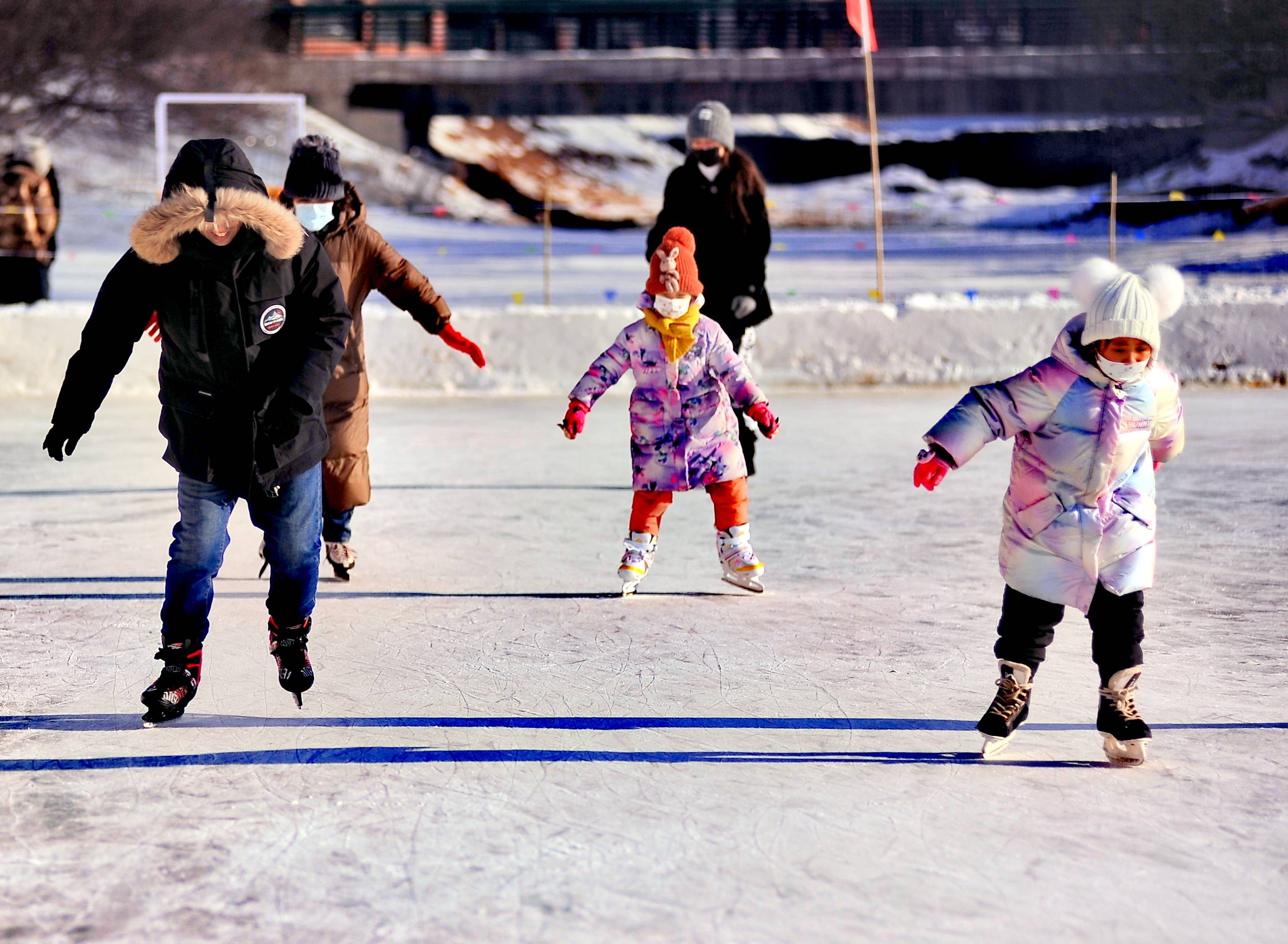 这个冰场随意滑,冰刀免费借