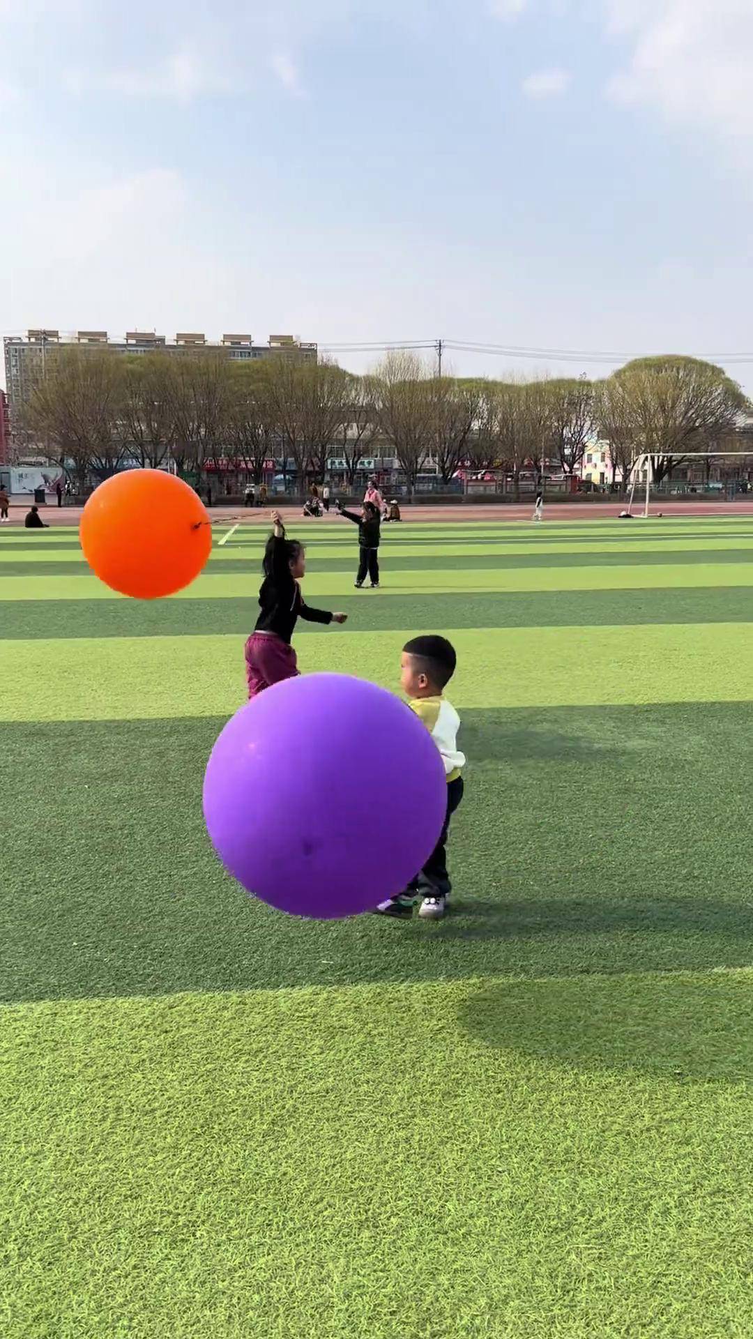 哪个小朋友看到这么大的气球不迷糊啊!太好玩啦!