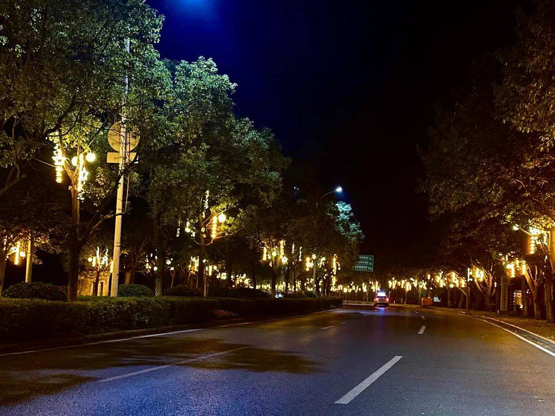 景区道路亮化再升级,为游客夜生活增"光"添彩