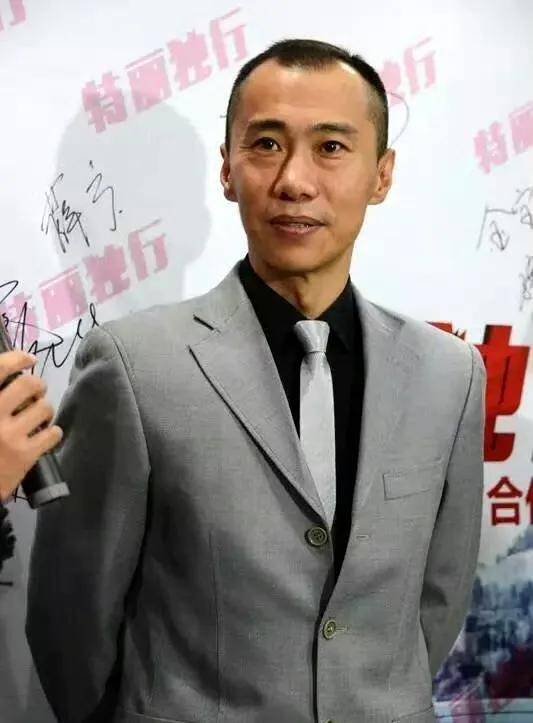 郑昊:娶了圈外妻子,婚后生一女,幸福美满