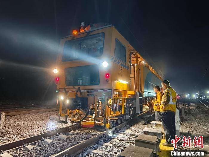 湘桂鐵路廣西柳州至黎塘區段近10萬根新軌枕“上崗”