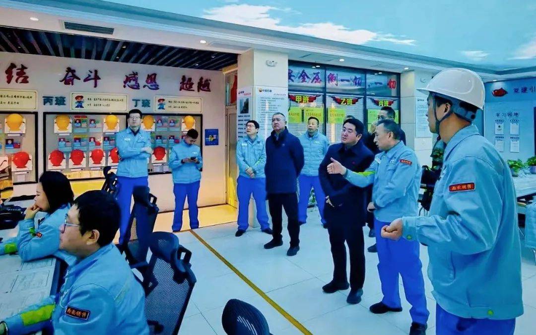 销售公司副总经理郭鹏飞,副总经理马延虎及相关部门负责人参加座谈