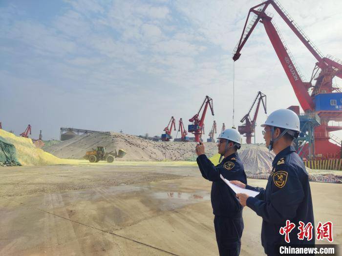 广东湛江首票无纸化“直装直提”业务成功办理