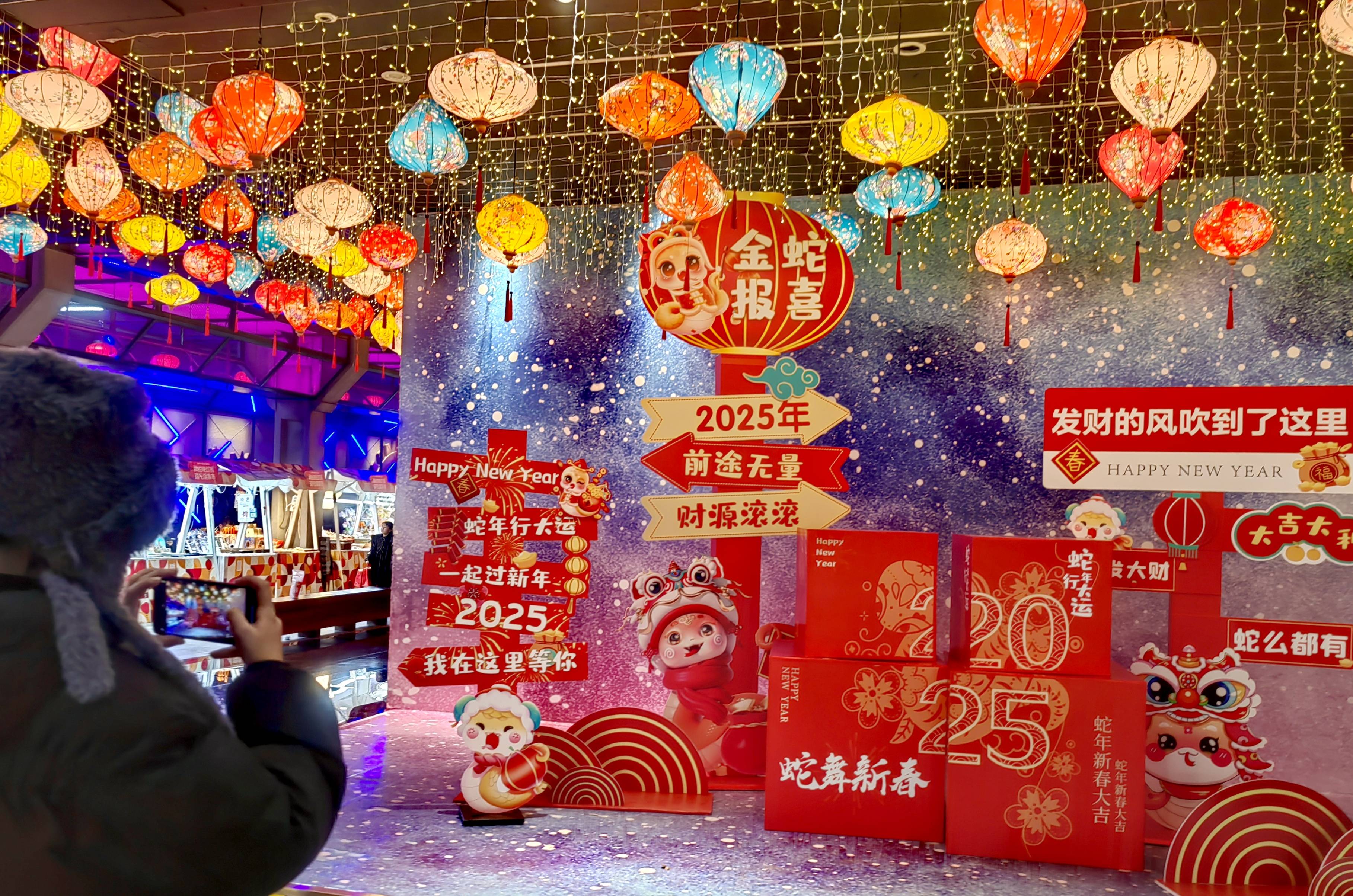 商场装饰一新迎佳节节日气氛浓厚游客,市民在逛商场记者 苏强返回搜狐