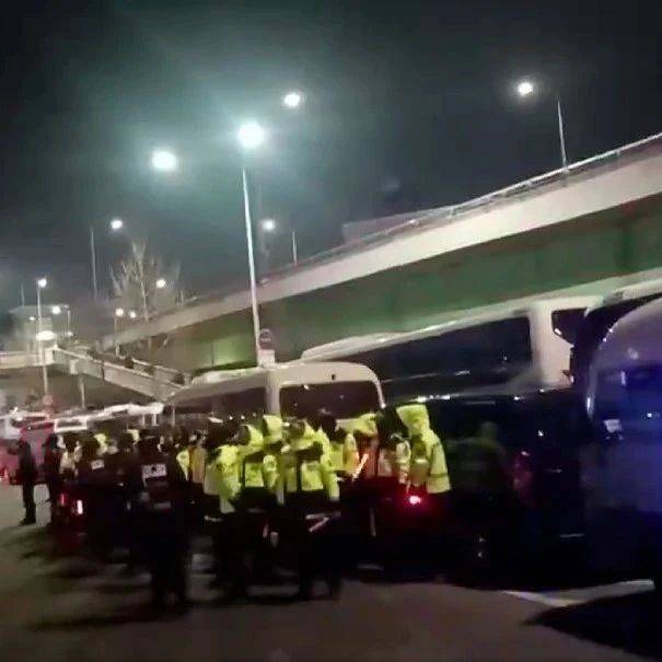抓捕尹锡悦!韩国警方进入总统官邸内院_逮捕令_人员_律师团