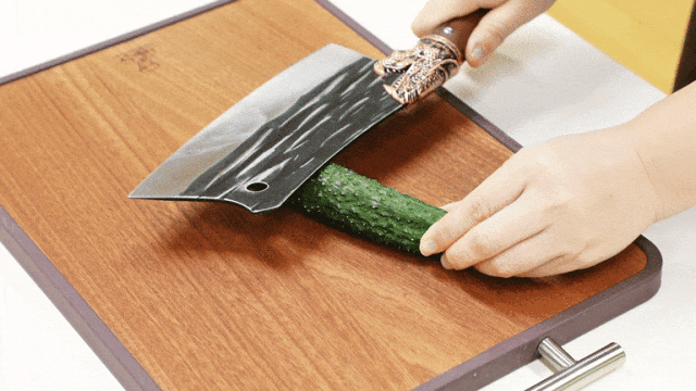 不过市面上的菜刀要么不够锋利,切肉如锯木;要么刀身不