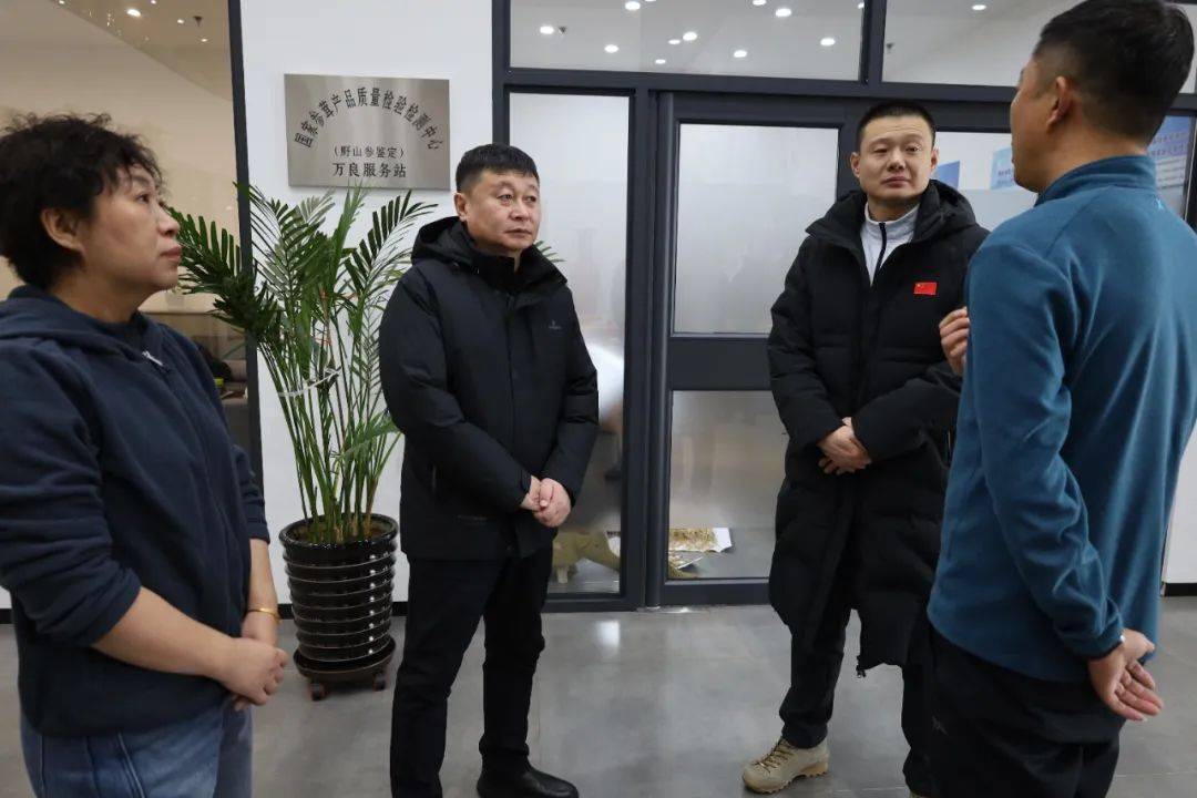 李铁刚深入万良镇调研人参市场发展情况