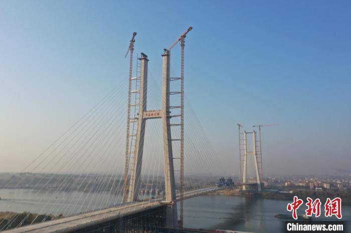 广西在建最大跨径斜拉桥——平南特大桥主桥合龙