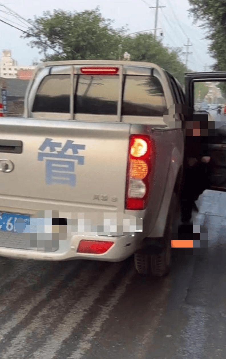 網(wǎng)友發(fā)視頻稱“城管車接學生”涉嫌公車私用 官方：基本屬實！涉事駕駛員被初步處理