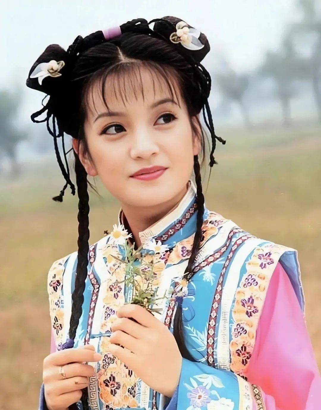 赵薇主动揭露前夫谎言,公布离婚日期撇清责任,试图重回娱乐圈