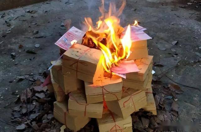 腊月二十九过年上坟烧纸有啥讲究?怎么烧何时烧?这些讲究要了解