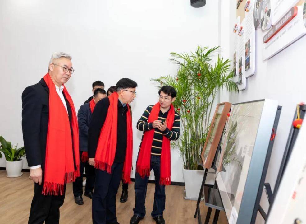 欢乐祥和的节日氛围,1月24日上午,江苏省美术馆党总支书记,馆长王法