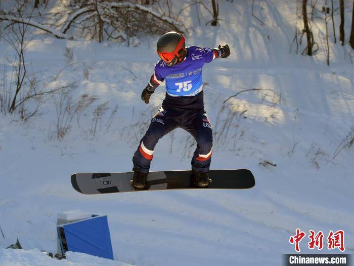 皇冠体育下载国际雪联单板滑雪障碍追逐世界杯北大湖站开赛(图1)