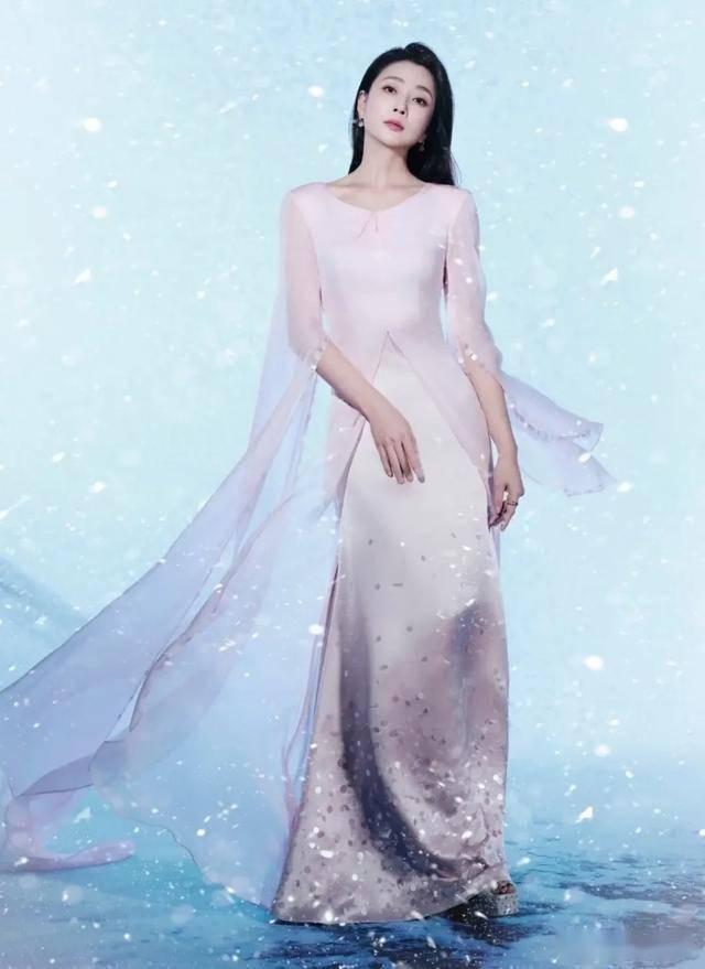 蛇年春晚：中年女演员同框，各展独特魅力，蛇年春晚：闫妮、殷桃等女星同框的视觉盛宴