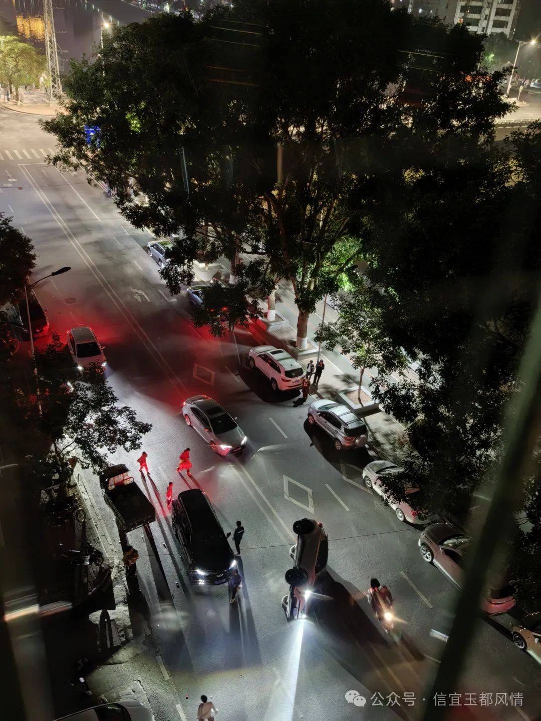 信宜城北这里发生一起交通事故其中一辆车侧翻注意安全驾驶