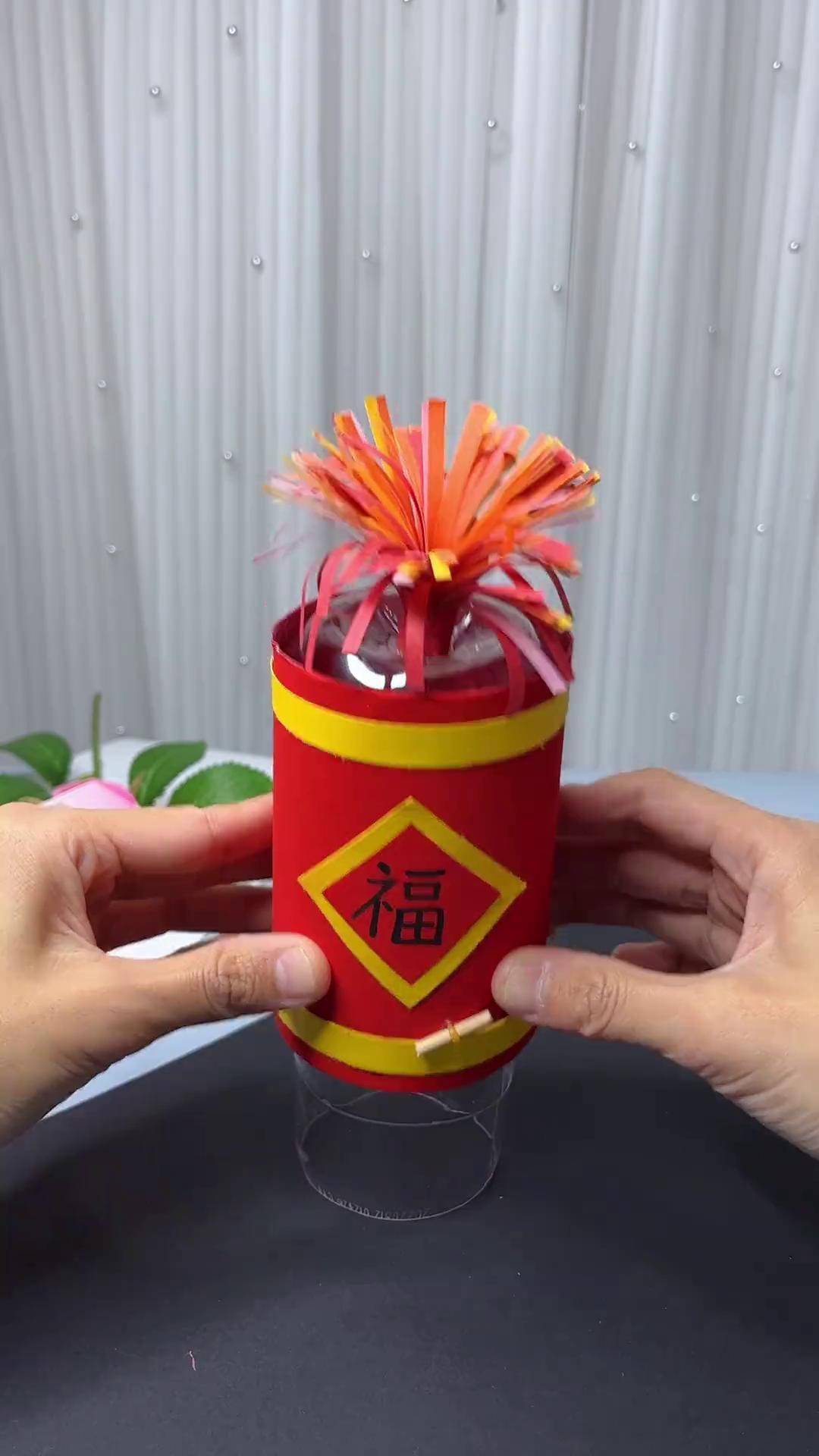 喝完的饮料瓶不要扔,跟小朋友一起制作好玩的新年礼花,快来试试看幼儿