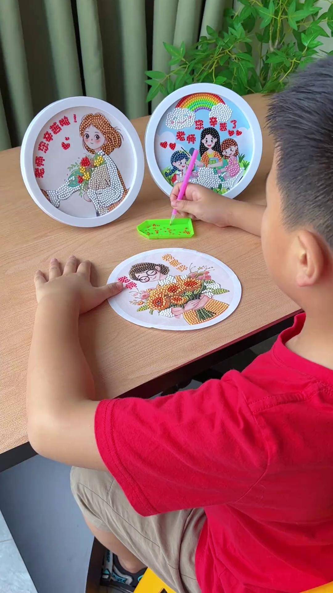 适合教师节送给老师的手工贴画,小朋友自己就能完成,趁暑假提前做好