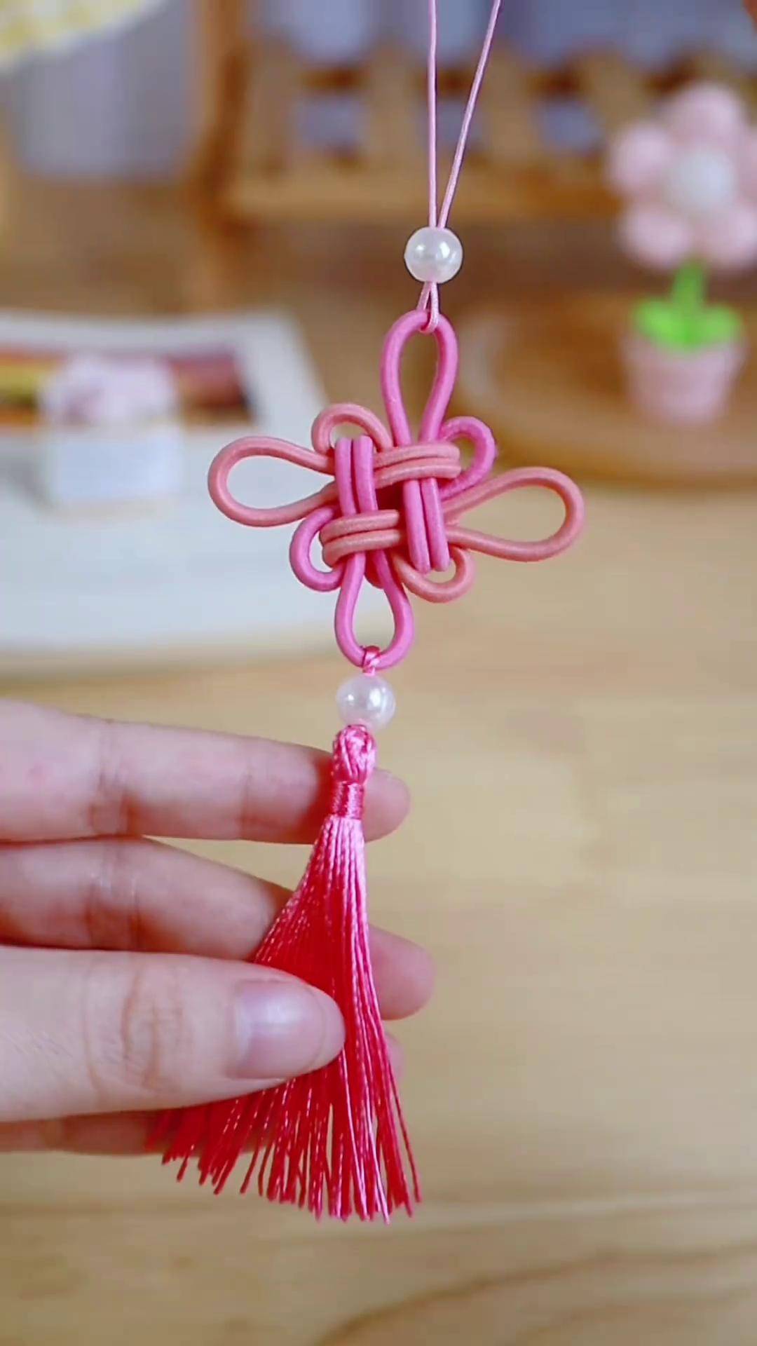 哇只用4根小皮筋就能编出这么漂亮的中国结新年挂饰新年快来试试吧你