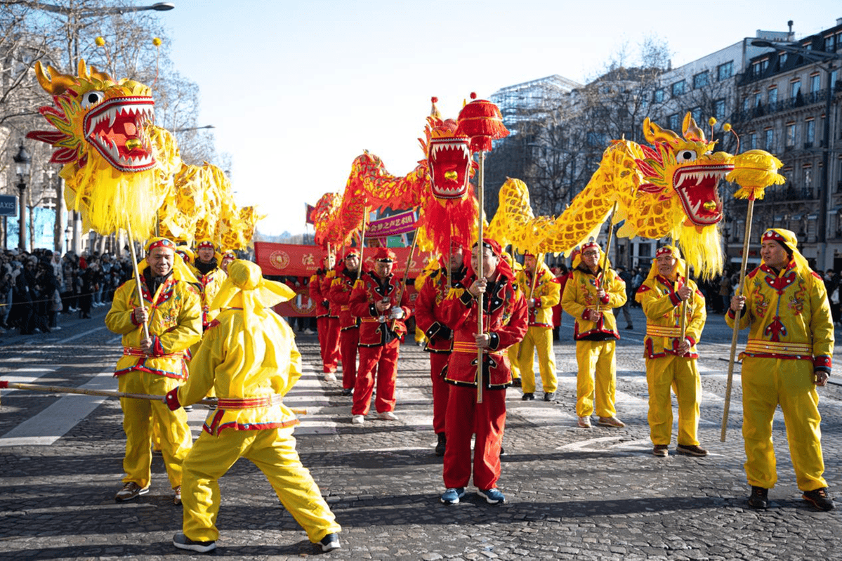 蛇年春节巡游活动在巴黎香榭丽舍大街精彩亮相