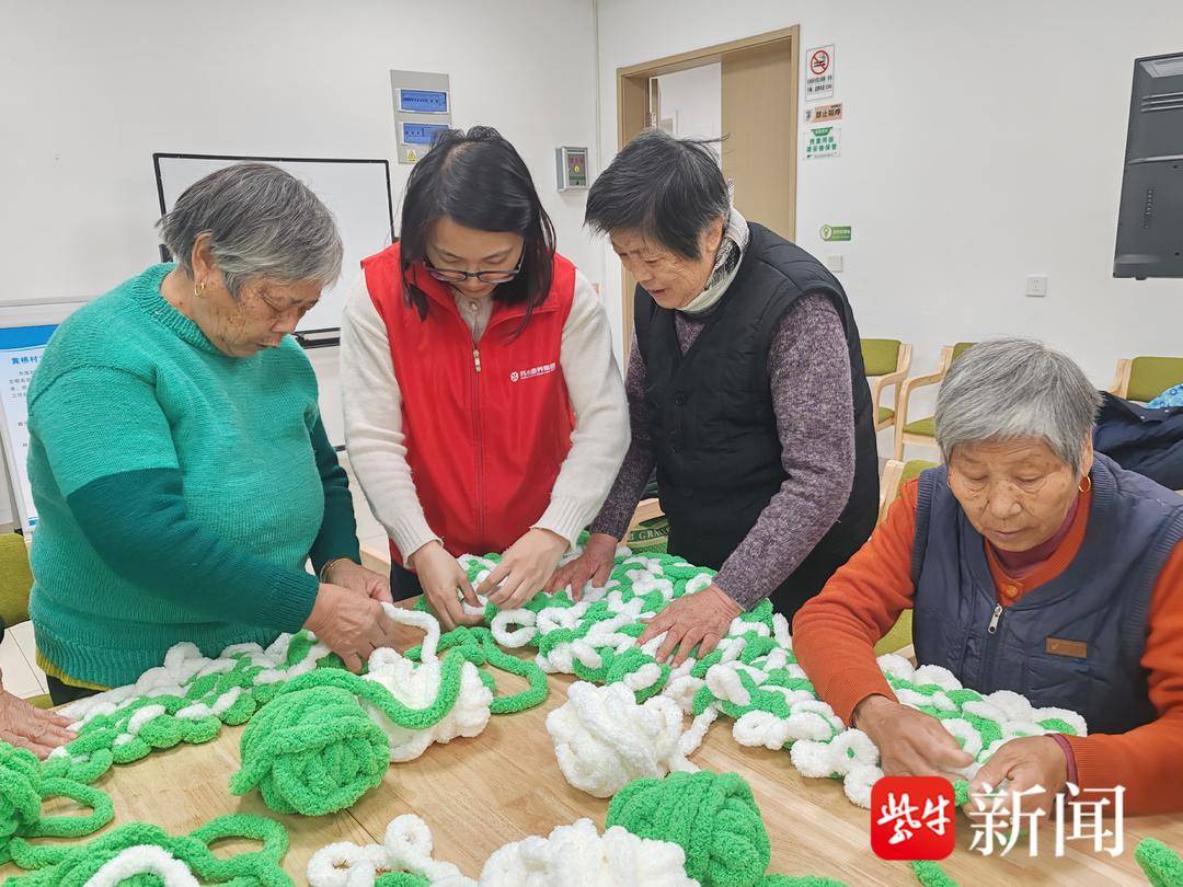 苏州市相城区黄桥社区组织老人共织手工坐垫