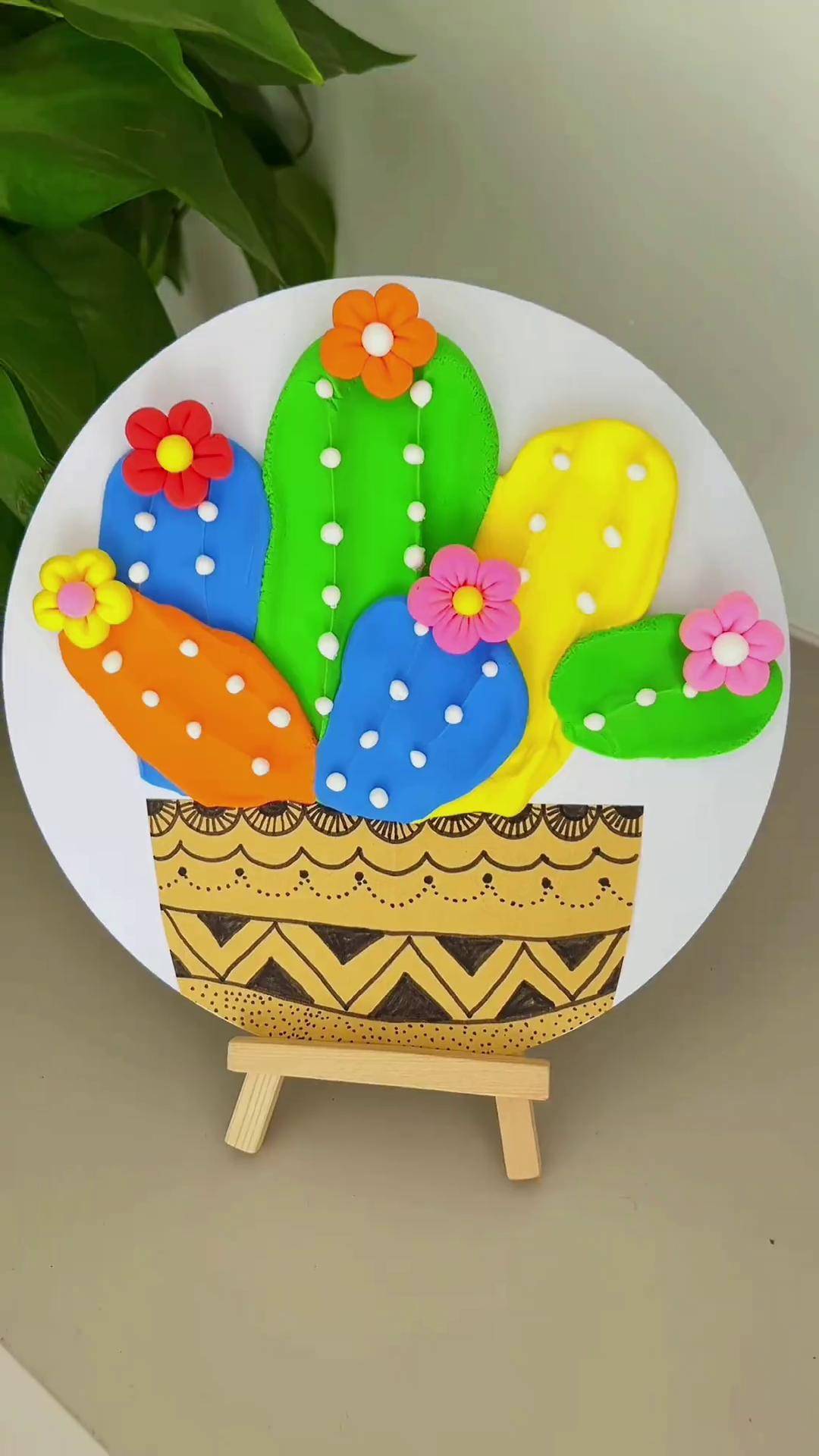 用彩泥做仙人掌手工贴画,有手就能做,你也来试试吧!