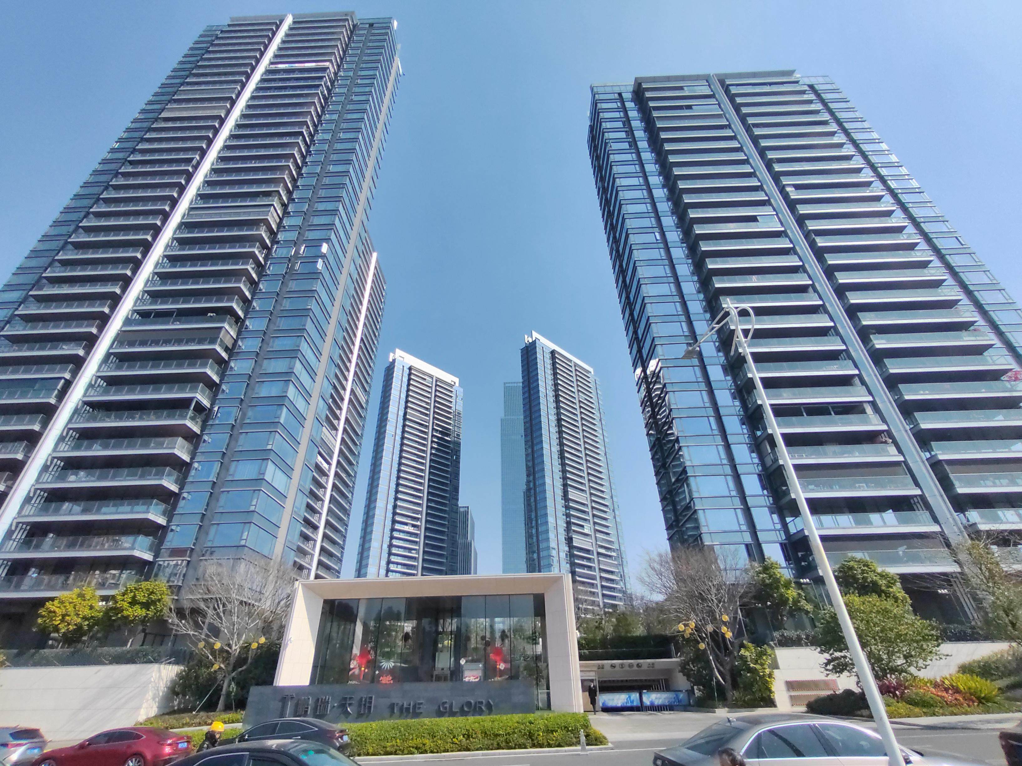 东莞一小区停车费拟120元/天，业主质疑：凭啥比周边贵4-8倍？