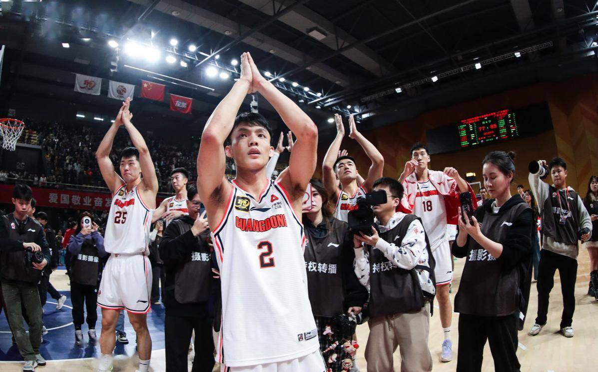 6年无进步！广东队前锋场均5.3分，接班周鹏没戏，杜锋找不到新人