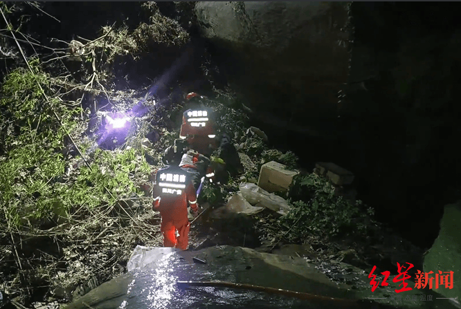 村民上山维修水管崴脚被困星空体育下载悬崖 消防救援人员上山将其救出(图1)