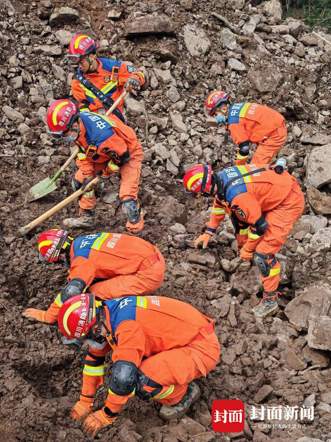 四川筠连山体滑坡救援封面直击:紧张,期待,焦虑,温馨的18个场景,都
