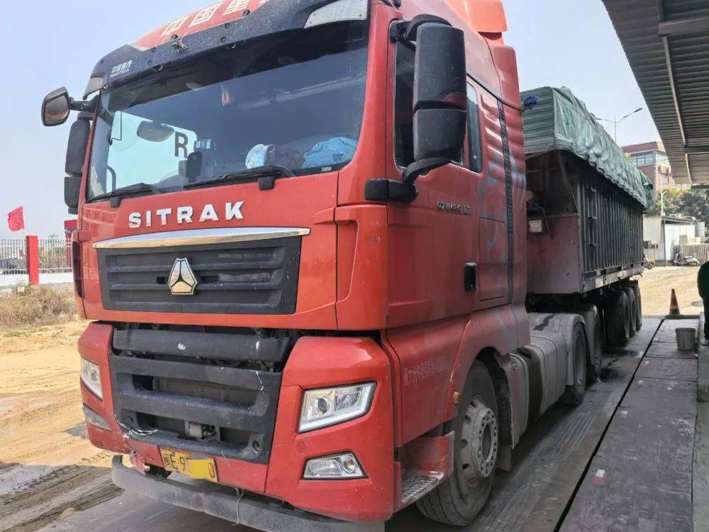 2米车厢拉17米货物!严查严防货车野蛮驾驶!