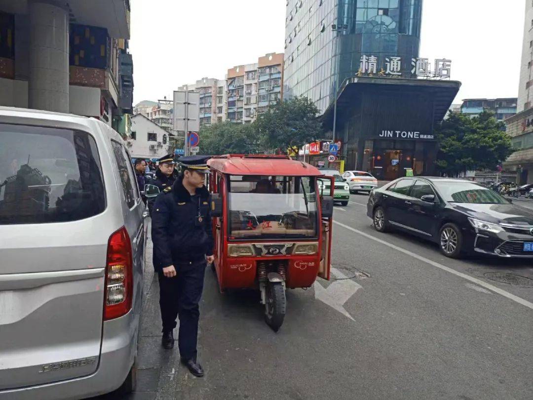 三轮车扎堆"网红街"占道揽客 城管蹲守整治还路于民