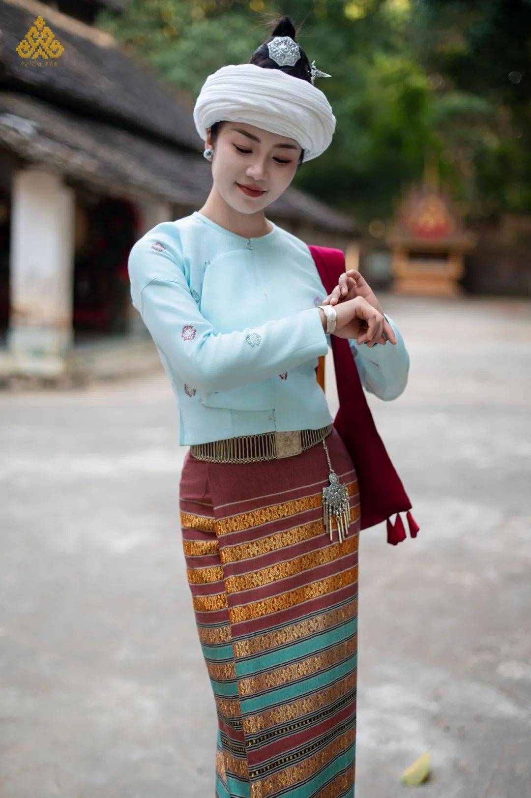 身着传统服饰的傣族姑娘,是这方春色里最动人的景致