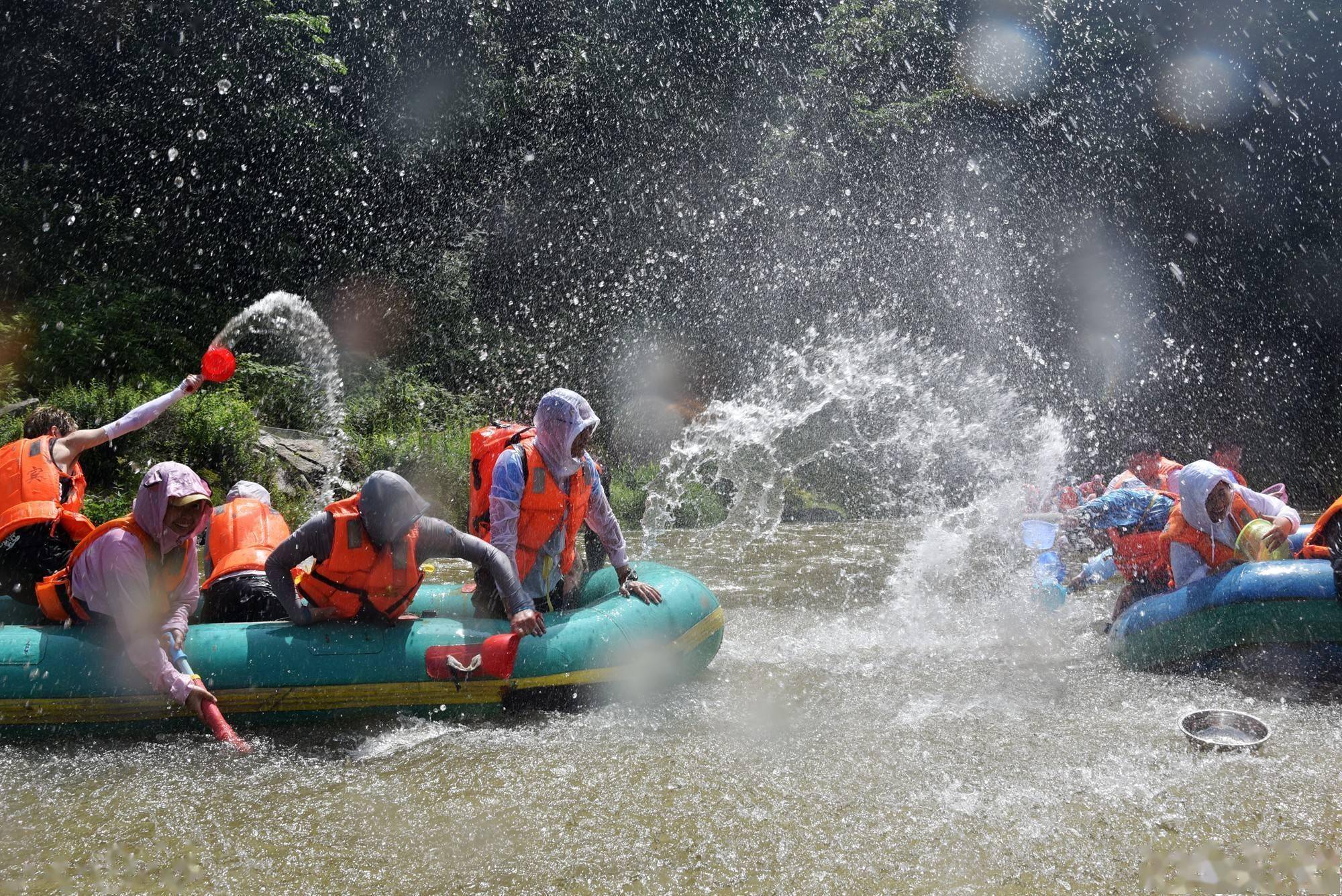 "北方第一漂"清原红河谷,激情狂野漂流,千人水战酣畅淋漓,东北人真会