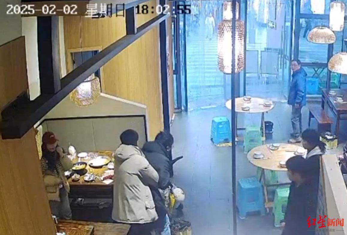 外地游客吃麻辣兔“呛”成窒息，救人的灰衣男子找到了！