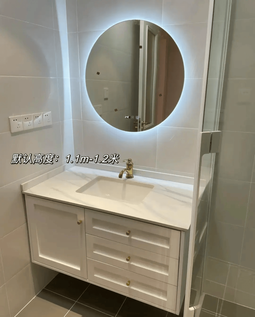 为了兼顾安全性和实用性,建议将洗手盆区域的插座预留在1