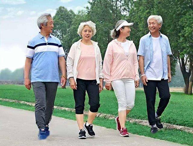 散步对老年人健康影响超乎想象，别小看散步，老年人健康的“隐形守护者”
