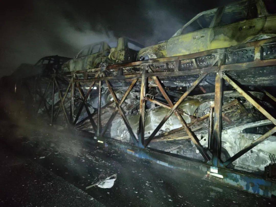 凌晨突发!六盘水挂车起火,11辆轿车仅剩3辆