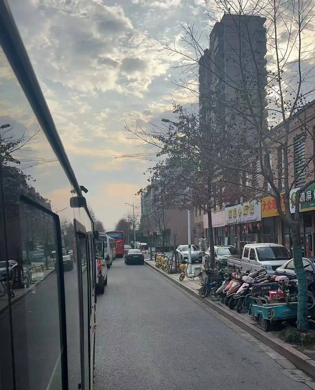 迟到引发早高峰时严重堵车道路两侧常有违停车辆诸暨城东安平小区门口