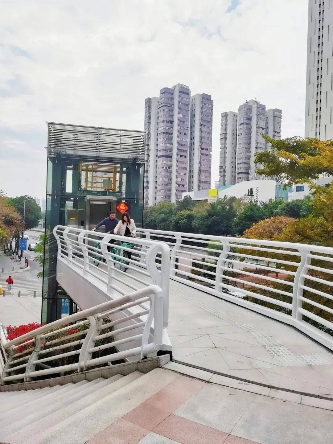 收到市民反映东濠涌高架东风路人行天桥梯道坡度过大及推车坡道较窄
