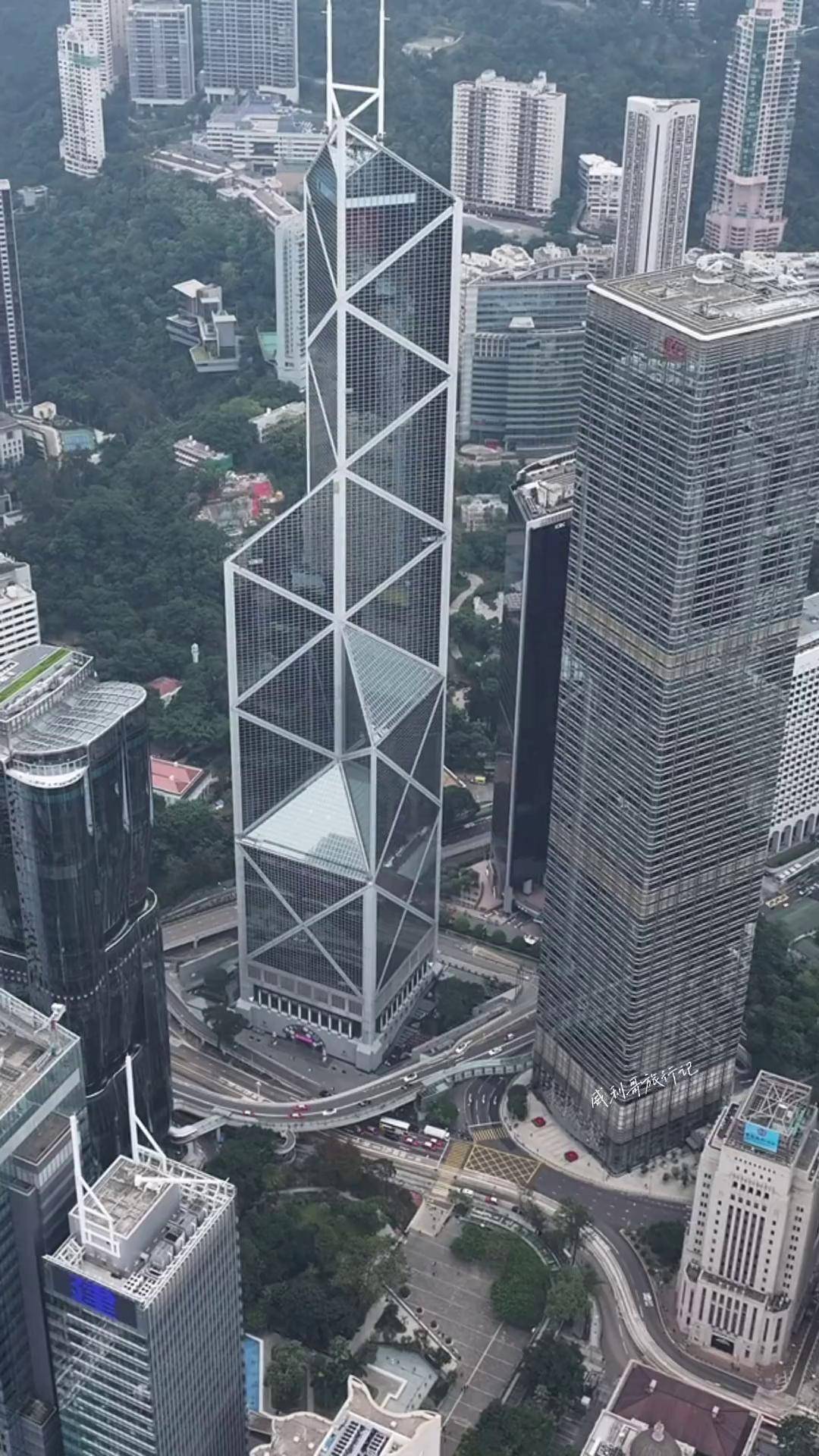 这栋像一把利剑插在中环的建筑,就是香港中银大厦,是中国银行在香港的