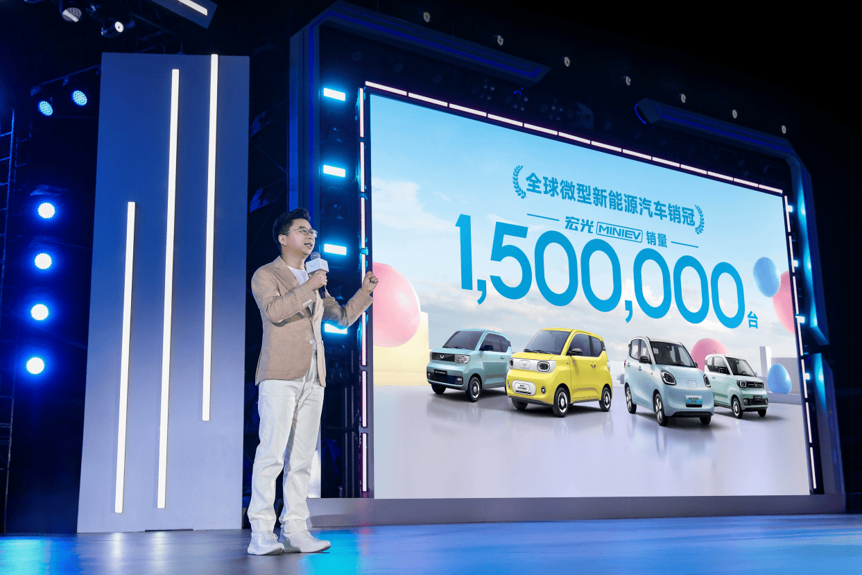 宏光MINIEV四门版上市，代步车2.0时代新选择，售价4.48万起！