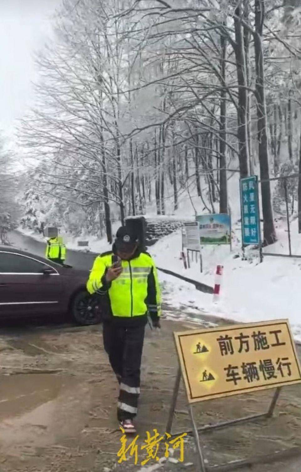 交通执法人员堵路与游客起冲突，是为了领导赏雪？回应来了