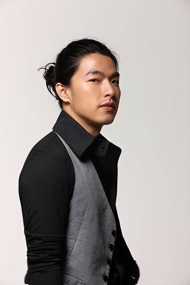 男星李威:证人变嫌犯,曾跟姚笛传三角恋,如今一边清修一边害人