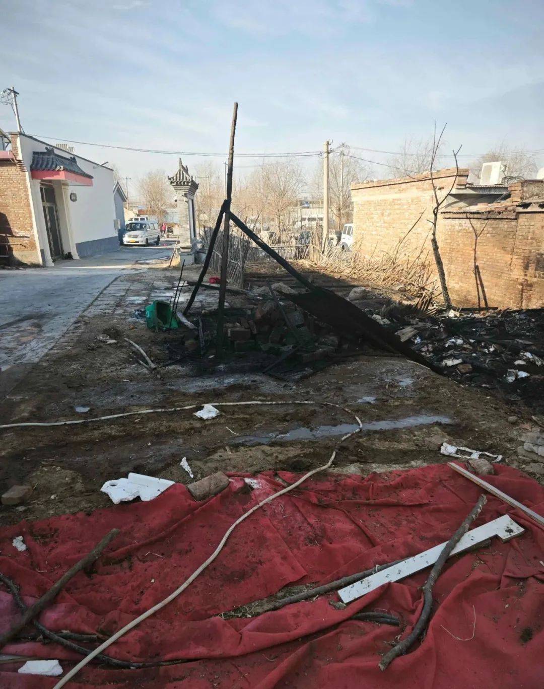 咋就能着了?"通州一村庄简易棚起火冒浓烟,原因竟是