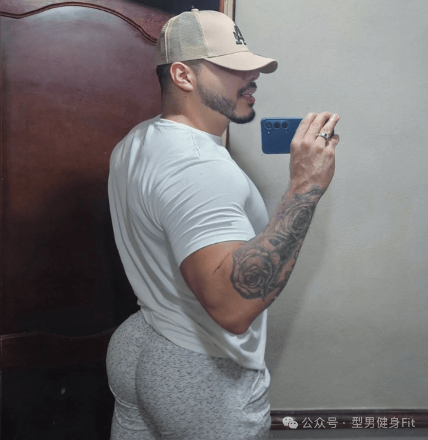 喜欢秀臀的骚气肌肉男,可能会引发交通事故!